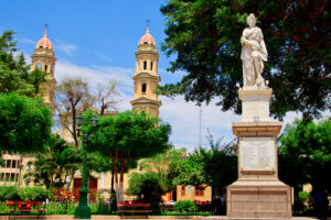 ¿Qué lugares turísticos hay en Piura y por qué son ideales para invertir en proyectos inmobiliarios?